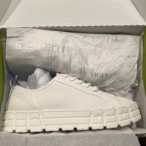White platform sneaker